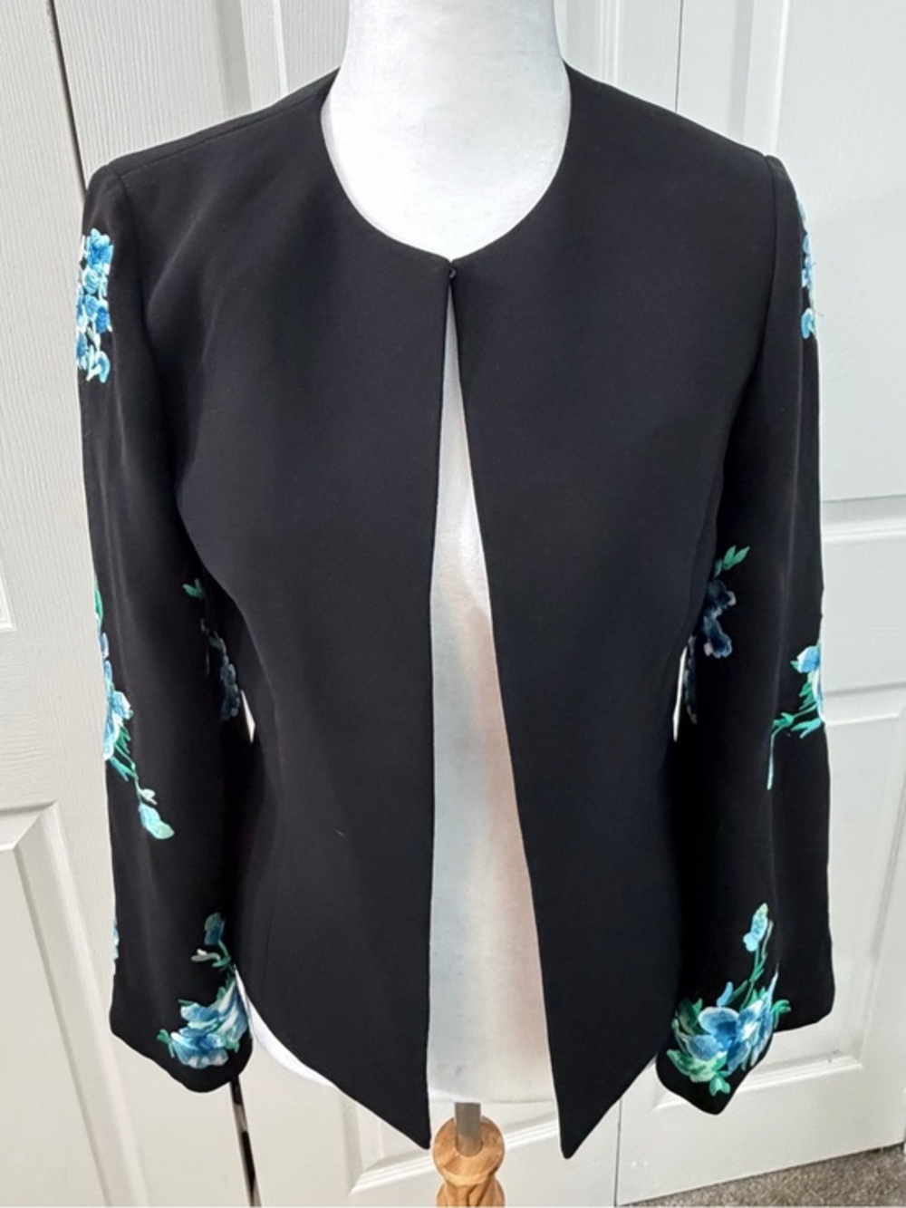 Tahari Arthur S. Levine Black Floral Embroidered Open Front Blazer Size 2